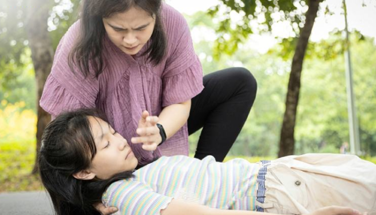 be-gai-nguy-kich-sau-khi-ngat-xiu-tren-duong-di-hoc