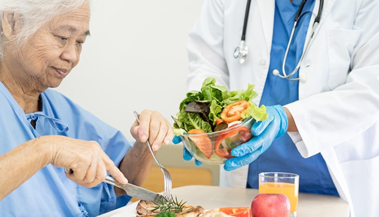 can-bang-dinh-duong-cho-nguoi-benh-ung-thu-dai-trang-di-ngoai-nhieu-lan