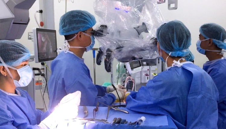 phau-thuat-thoat-vi-dia-dem-cho-nhan-vien-van-phong