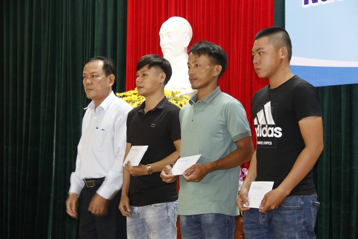 41 ngư dân Quảng Nam trở về từ cõi chết - Ảnh 4. 41 ngư dân Quảng Nam trở về từ cõi chết - Ảnh 4.