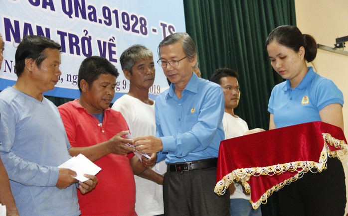 41 ngư dân Quảng Nam trở về từ cõi chết - Ảnh 1. 41 ngư dân Quảng Nam trở về từ cõi chết - Ảnh 1.